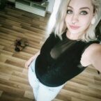 Lepa zgodna voli izlaske i provod